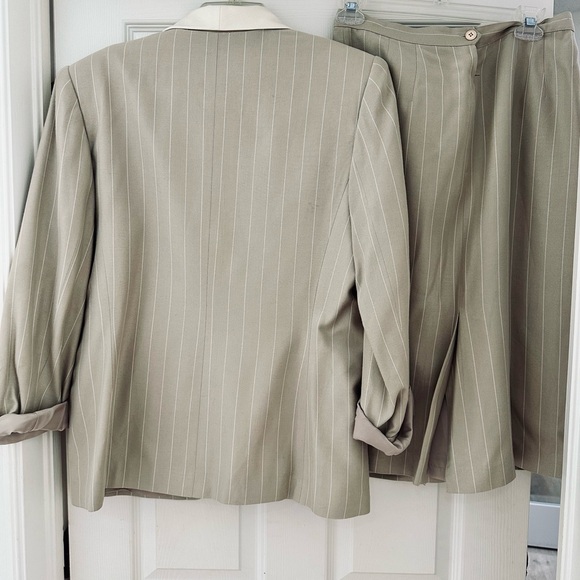Gently used Le Suit Size 14 tan pin stripe 3 Button and matching size 12 skirt. - Picture 2 of 3